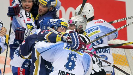 Hokejisté Komety Jozef Kováčik (6) a Radek Dlouhý ve skrumáži s Jaromírem Jágrem, Markem Židlickým a Jiřím Tlustým proti Kladnu během 15. kola Tipsport extraligy 2012/13.