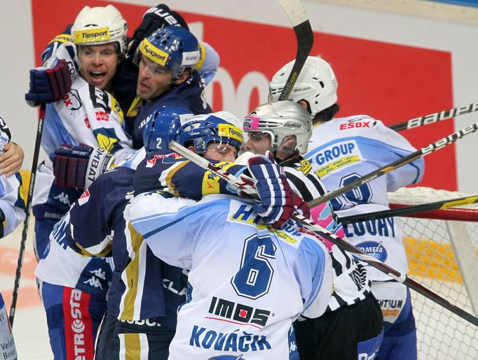 Hokejisté Komety Jozef Kováčik (6) a Radek Dlouhý ve skrumáži s Jaromírem Jágrem, Markem Židlickým a Jiřím Tlustým proti Kladnu během 15. kola Tipsport extraligy 2012/13.