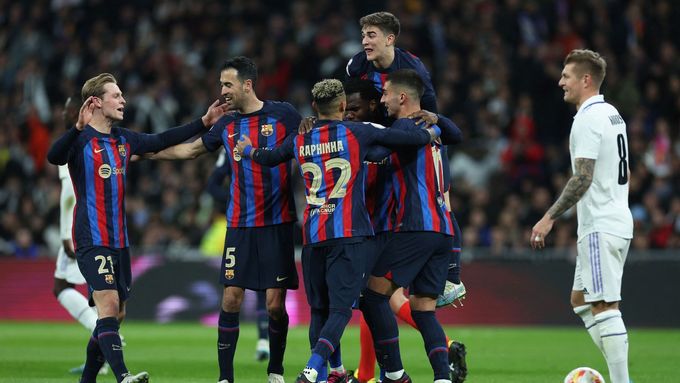 Barcelona slaví branku do sítě Realu.