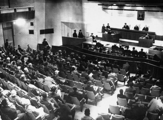 Snímek z procesu s nacistickým zločincem Adolfem Eichmannem z prosince 1961.