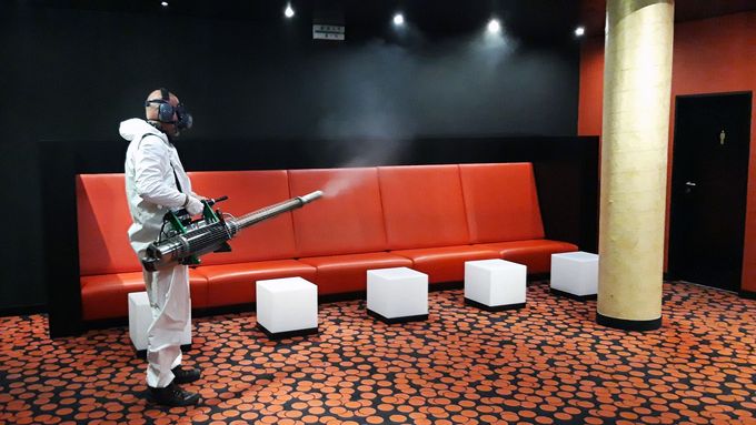 Dezinfekce interiérů jednoho z kin sítě CineStar vloni v květnu.