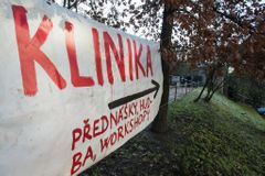 Squateři nemají vyhráno, Kliniku chtějí další zájemci