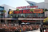 Dějiště předávání cen MTV Video Music Awards 2012 letos byla v Los Angeles hala Staples Center. Zástupy nedočkavých fanoušků čekaly, jestli zahlédnou svou oblíbenou hudební hvězdu.
