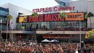 Dějiště předávání cen MTV Video Music Awards 2012 letos byla v Los Angeles hala Staples Center. Zástupy nedočkavých fanoušků čekaly, jestli zahlédnou svou oblíbenou hudební hvězdu.