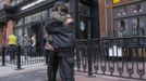 Priscilla Portugal (L), 19, hugs one of her fellow Starbucks co-workers near the site of the second explosion on Boylston Street after the street reopened to the public for the first time since the Boston Marathon bombings in Boston, Massachusetts April 24, 2013. REUTERS/Jessica Rinaldi (UNITED STATES - Tags: CRIME LAW CIVIL UNREST) Published: Dub. 24, 2013, 1:40 odp.