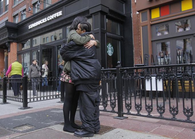 Priscilla Portugal (L), 19, hugs one of her fellow Starbucks co-workers near the site of the second explosion on Boylston Street after the street reopened to the public for the first time since the Boston Marathon bombings in Boston, Massachusetts April 24, 2013. REUTERS/Jessica Rinaldi (UNITED STATES - Tags: CRIME LAW CIVIL UNREST) Published: Dub. 24, 2013, 1:40 odp.