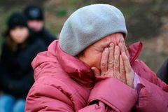 Ukrajina pláče. Šance nalézt živé horníky je mizivá