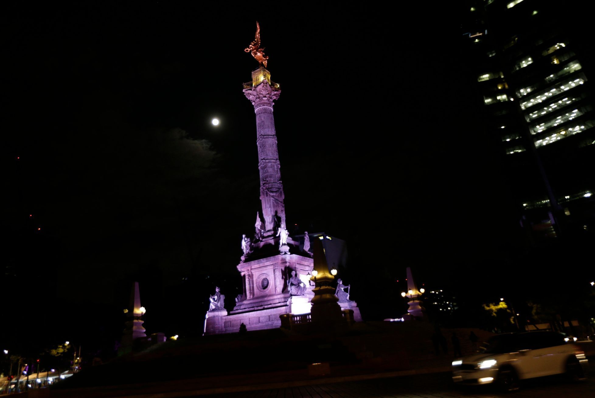 A full moon, known as &quot;supermoon&quot;, is seen rising next to the Angel de la Independencia monument, in Mexico City