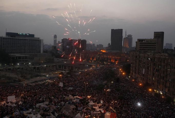 Fireworks go off as protesters, who are against Egyptian President Mohamed Mursi, gather in Tahrir Square in Cairo July 3, 2013. The Egyptian president's national security adviser said on Wednesday that a "military coup" was under way and army and police violence was expected to remove pro-Mursi demonstrators. REUTERS/Asmaa Waguih (EGYPT - Tags: POLITICS CIVIL UNREST) Published: Čec. 3, 2013, 5:36 odp.