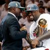 Bill Russell gratuluje k ceně pro nejužitečnějšího hráče finále play-off NBA LeBronu Jamesovi z Miami.