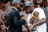 LeBron James také převzal trofej pro nejužitečnějšího hráče finále NBA.