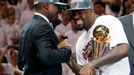 LeBron James také převzal trofej pro nejužitečnějšího hráče finále NBA.