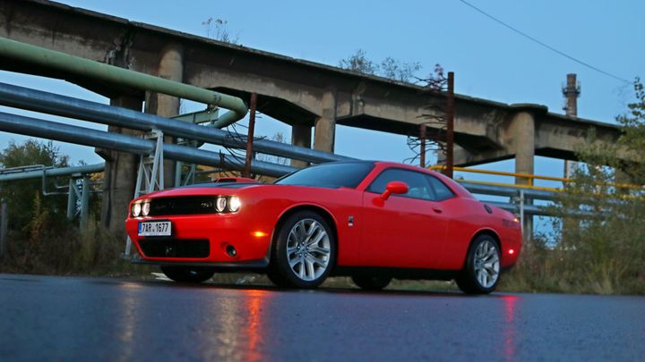 Werich by zvolal Ó Adonai! S americkým sporťákem Dodge Challenger omládnete raz dva