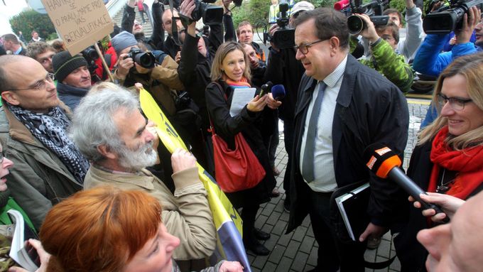 Ministr Jan Mládek se zdraví s demonstranty.