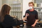 Nadávají nám do komunistů, dělají scény. Většina je ale ochotná, říkají kavárníci