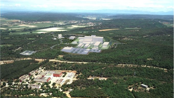 Středisko jaderného výzkumu Cadarache, v němž má ITER stát - jeho budoucí budovy jsou jako vizualizace zobrazeny v pozadí.