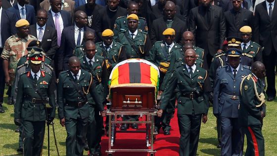 Zimbabwe se loučí s Mugabem. Jsme šťastnější, když je teď po smrti, tvrdí lidé