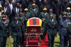 Zimbabwe se loučí s Mugabem. Jsme šťastnější, když je teď po smrti, tvrdí lidé