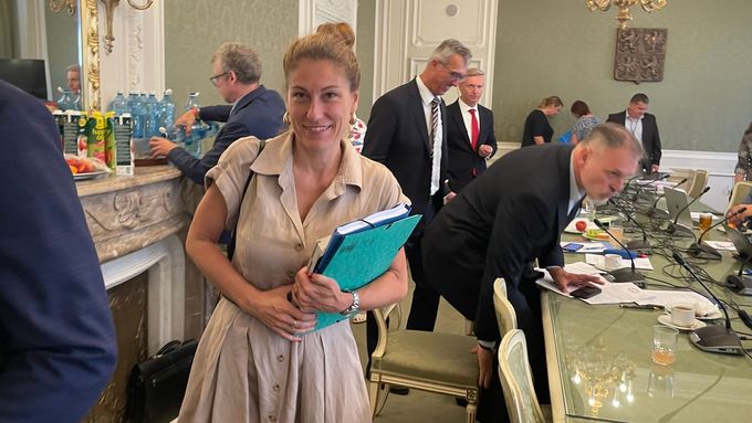 Aktuálně.cz přináší ukázku z jednání senátního výboru, kdy po Evě Decroix mluvil senátor Michael Canov a senátorky Adéla Šípová a Jitka Seitlová.