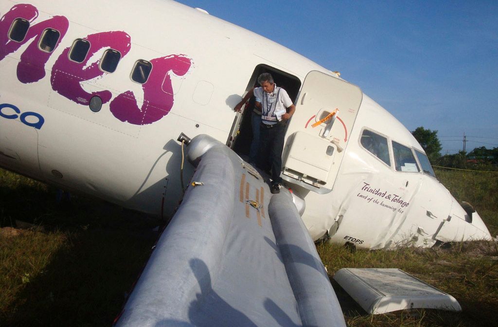 Самолет спасся. Caribbean Airlines 737 катастрофа. Самолет сваливает. Происшествие в Джорджтауне аэропорт. Боинг 523.