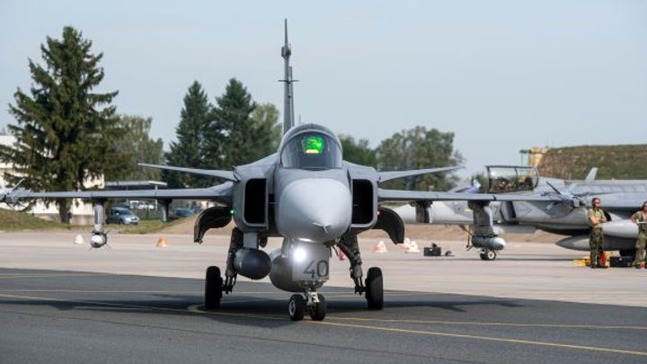Jeden z gripenů nasazených v Pobaltí má závadu, musel zůstat v Litvě