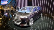 Hlavní hvězdou Mercedesu je koncept Vision V. Elektrický pohon doplňuje futuristický design a především velké plátno uvnitř. Z auta tak lze rázem udělat pojízdné kino.