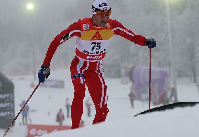 Norský závodník Hetland při záběru v posledním stoupání před cílem prologu.