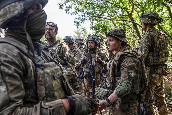 Fotografie ženy (na snímku druhá zprava) sloužící během ruské invaze na Ukrajinu v ukrajinské armádě. Datum pořízení snímku: 7. 4. 2022.