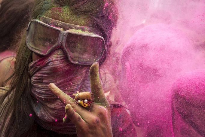 A woman gestures during the Holi festival in Berlin, July 29, 2012. Holi, also known as the festival of colours, is a festival celebrated in India and other Hindu countries that in its original form heralds the beginning of spring. The Berlin event brought Indian Djs, acrobatics and dance to the German capital. REUTERS/Thomas Peter (GERMANY - Tags: SOCIETY) Published: Čec. 29, 2012, 3:31 odp.