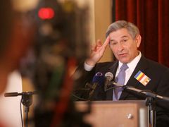 Paul Wolfowitz, někdejší ředitel Světové banky, mluvil před obědem v přímém televizním přenosu o problému chudoby v Africe.