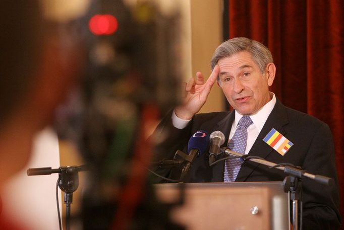 Paul Wolfowitz, někdejší ředitel Světové banky, mluvil před obědem v přímém televizním přenosu o problému chudoby v Africe.