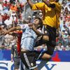 Argentinský brankář Romero (vpravo) likviduje vysoký míč, před ním skáče spoluhráč Federico Fazio.