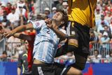 Argentinský brankář Romero (vpravo) likviduje vysoký míč, před ním skáče spoluhráč Federico Fazio.