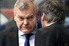 Již v první třetině však kouči Vladimírovi Vůjtkou přidělal starosti forvard z kanadsko-americké soutěže Sekáč, jenž.z duelu odstoupil. Teoreticky může český tým o jednu ze čtyř posil z NHL i přijít.