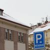 Po kalamitě přišlo oteplení. A těžký sníh padá ze střech