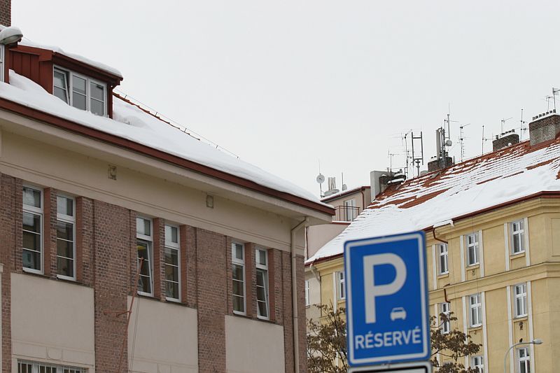 Po kalamitě přišlo oteplení. A těžký sníh padá ze střech