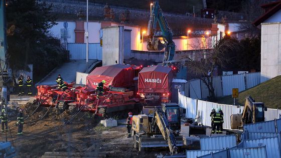 Obrazem: Tanky vyjely na zteč. Poslední části Trojské lávky už jsou z Vltavy venku