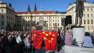 V podvečer na Hradčanském náměstí v Praze, den po demonstraci na Václavském náměstí, na kterou přišlo asi 15 (podle jiných odhadů 20) tisíc lidí.