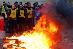 Francouzští dozorci zapalují barikády. Protesty odstartoval islamista, který nůžkami napadl bachaře