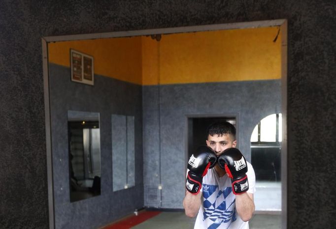 Unemployed Belgian Mohamed Sammar takes part in a "Fit for a job" boxing class in Brussels June 14, 2013. Sammar, 27, has been looking for a job in the construction sector for 2 years. "Fit for a job" is the initiative of former Belgian boxing champion Bea Diallo, whose goal was to restore the confidence of unemployed people and help them find a job through their participation in sports. Picture taken June 14, 2013. REUTERS/Francois Lenoir (BELGIUM - Tags: SPORT BOXING SOCIETY BUSINESS EMPLOYMENT) Published: Čec. 5, 2013, 4:49 odp.