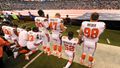 Další hráči NFL klečí u US hymny