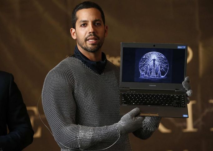 Magician David Blaine shows a computer image before a demonstration of his upcoming performance "Electrified" during a press briefing in New York, October 2, 2012. During the performance Blaine will wear a custom made metalic suit and will stand on a 20-foot-high (6 meter) platform on New York City's Pier 54 on the edge of the Hudson River while surrounded by seven metallic orbs, or tesla coils, that will stream 1 million volts of electricity around him for 3 days and nights. REUTERS/Mike Segar (UNITED STATES - Tags: SOCIETY ENTERTAINMENT) Published: Říj. 2, 2012, 7:09 odp.