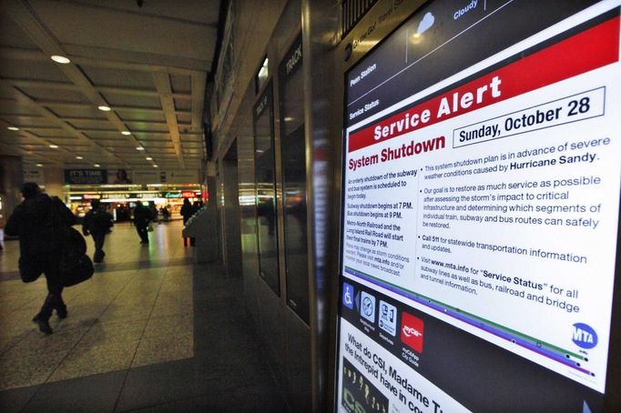 A service announcement explains public transportation closures at Penn Station in New York October 28, 2012. Authorities shut transit systems and ordered some evacuations as tens of millions of people on the East Coast braced for Hurricane Sandy, a gigantic storm forecast to deliver battering winds, dangerous flooding and even heavy snowfall. REUTERS/Brendan McDermid (UNITED STATES - Tags: DISASTER ENVIRONMENT TRANSPORT)