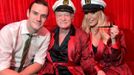 Dne 27.9.2017 zemřel ve věku 91 let Hugh Hefner. (Zleva na snímku jsou Cooper Hefner, Hugh Hefner a Crystal Hefner, 2014).