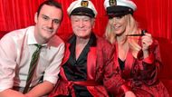 Hefner se stal díky Playboyi multimilionářem a vytvořil obchodní impérium zahrnující kasina a noční kluby, v nichž hosty vítaly dívky v typických kostýmech se zaječími oušky. (Zleva na snímku jsou Cooper Hefner, Hugh Hefner a Crystal Hefnerová, 2014).