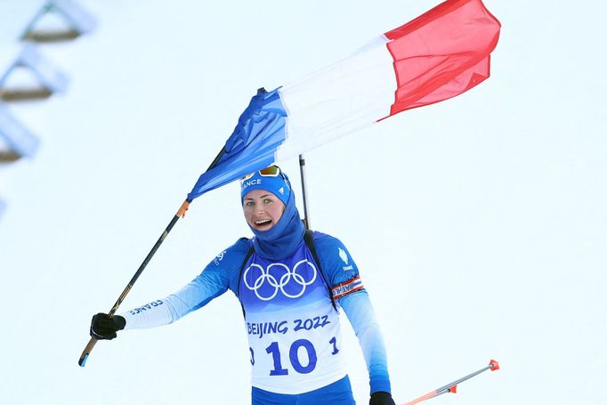 Justine Braisazová -Bouchetová slaví triumf v hromadném závodě na 12,5 km na ZOH 2022 v Pekingu