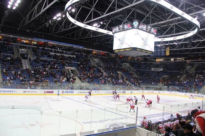 Takhle hezkou arénu Lev Praha v Praze nemá. V Bratislavě je ale protiváhou komfortu nedomácí prostředí. Fanoušci Slovanu fandí Doněcku.