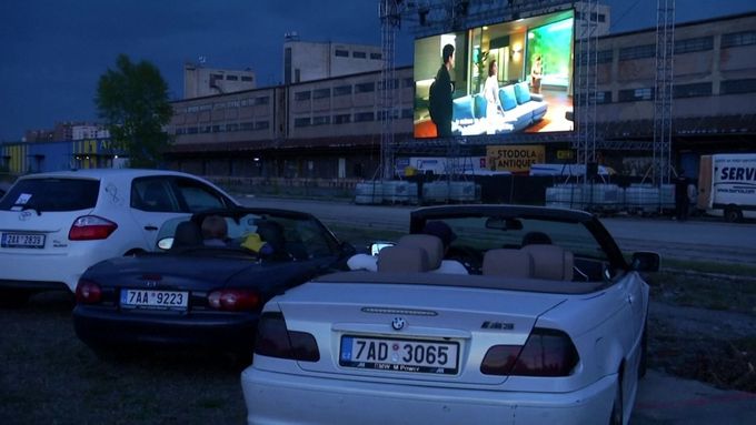 O drive-in kina a divadla je v Praze ohromný zájem. Festival přidává další představení