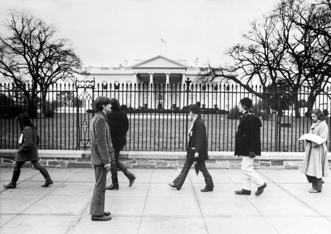 Demonstranti proti válce pochodují před Bílým domem 15. listopadu 1969 ve Washingtonu, DC, během druhého Moratorijního dne na protest proti válce ve Vietnamu.