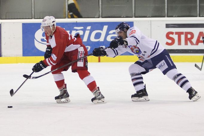 HC Slavia Praha - HC Benátky nad Jizerou, WSM liga 2016/17. David Steiner (SLA), Tomáš Tržický (BEN)